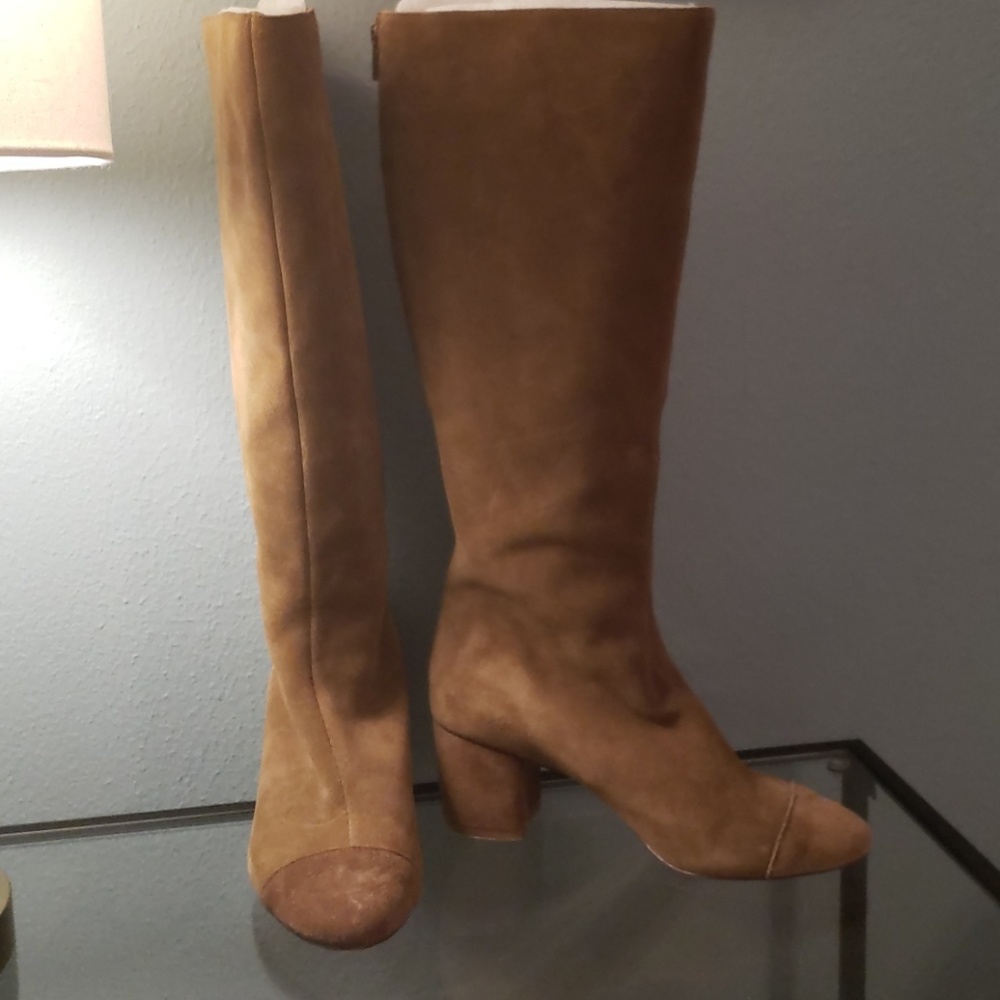 Super deal, knee high suede boots, never worn!